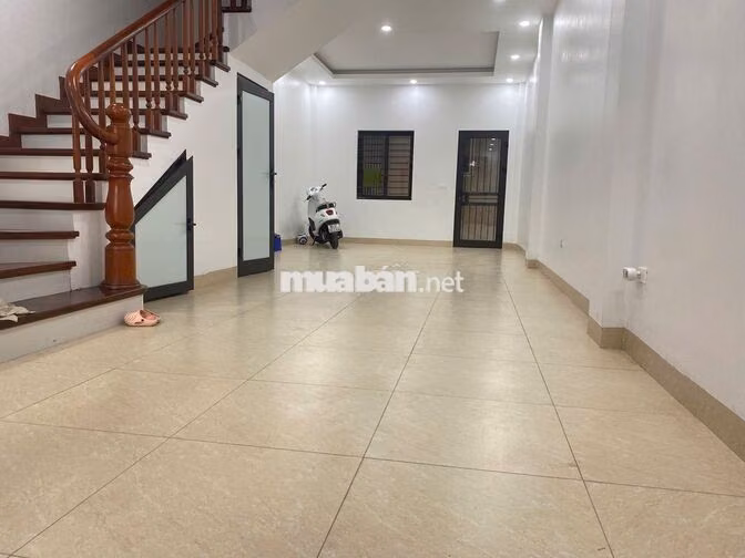 Cho thuê văn phòng tầng 1-2, Vạn Phúc, 85m2, đường rộng đỗ xe Free