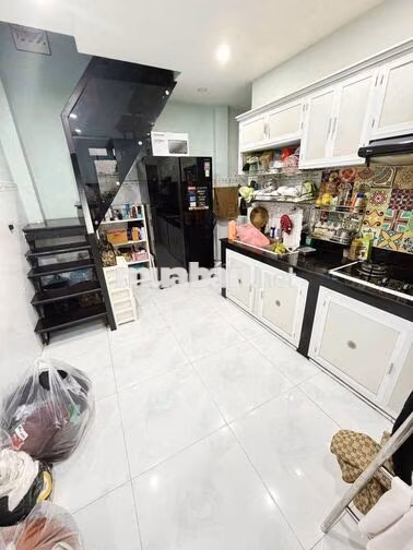 Lạc Long Quân. full nội thất (1pn, 1wc). Hẻm ba gác. DTSD 4M2