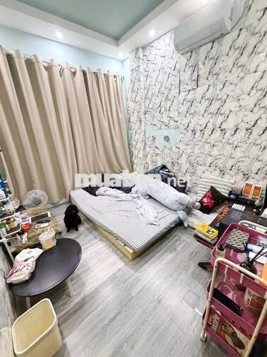 Lạc Long Quân. full nội thất (1pn, 1wc). Hẻm ba gác. DTSD 4M2