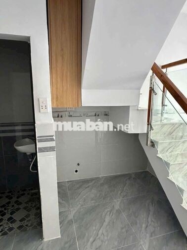 Cho thuê nhà nguyên căn hẻm Bùi Văn Ba nhà mới có 1 máy lạnh 