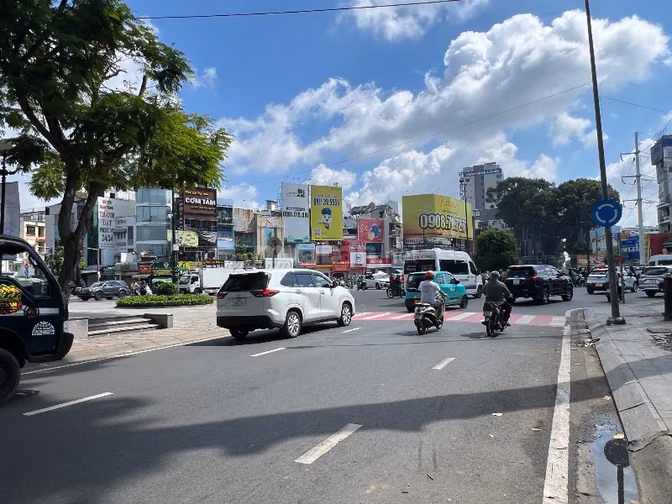 📍 Địa chỉ: Mặt tiền 5A Trần Phú, Quận 5 - giáp trường chuyên Lê Hồng 