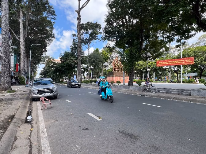 📍 Địa chỉ: Mặt tiền 5A Trần Phú, Quận 5 - giáp trường chuyên Lê Hồng 