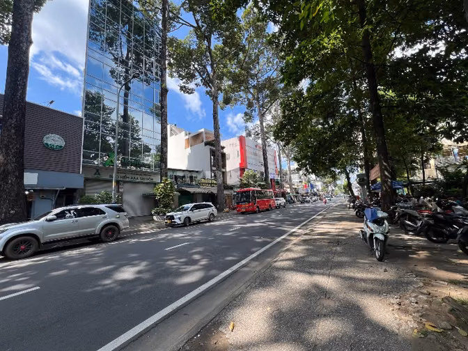 📍 Địa chỉ: Mặt tiền 5A Trần Phú, Quận 5 - giáp trường chuyên Lê Hồng 