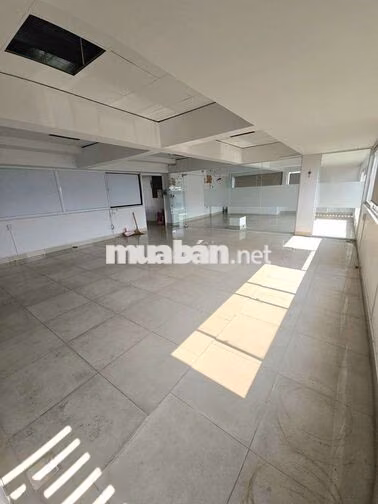 Cho thuê Mặt Bằng Sân Thượng Tiền Rộng