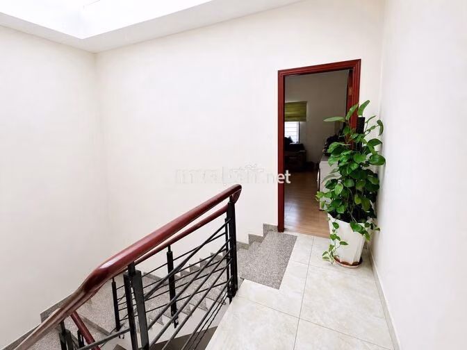 Nhà mặt tiền cho thuê làm văn phòng công ty, nhà mới, vỉa hè rộng