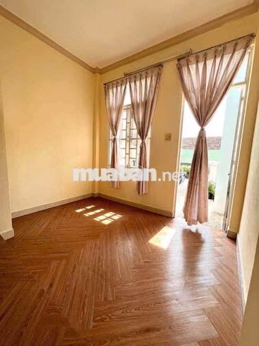 CHO THUÊ NHÀ 3 PHÒNG NGỦ SÁT BIỂN KHU TRUNG TÂM NHA TRANG GIÁ 25 TR/TH