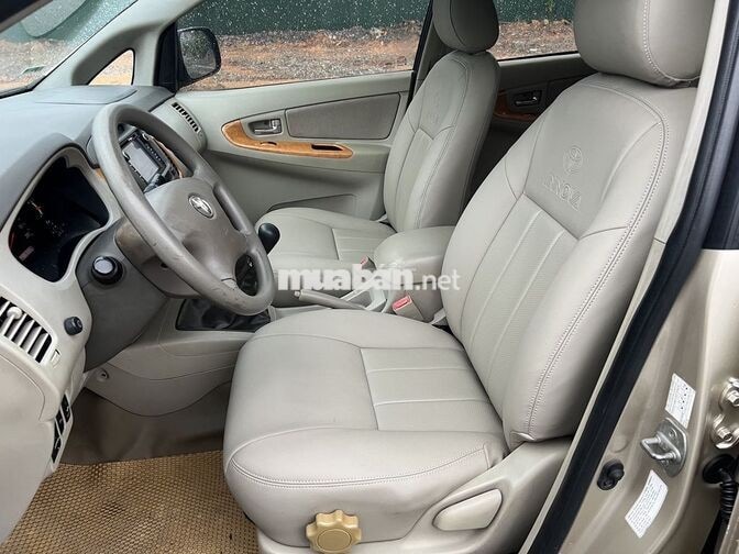 Toyota Innova G 2011 Số sàn Ghi vàng