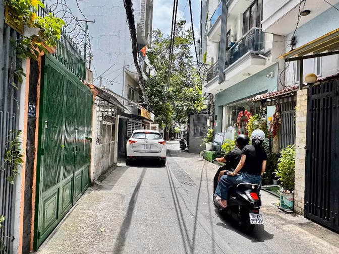 NHÀ CHÍNH CHỦ BÁN - HẺM XE HƠI ĐẬU TRONG NHÀ - 4,4x16,5m - 3LẦU ST