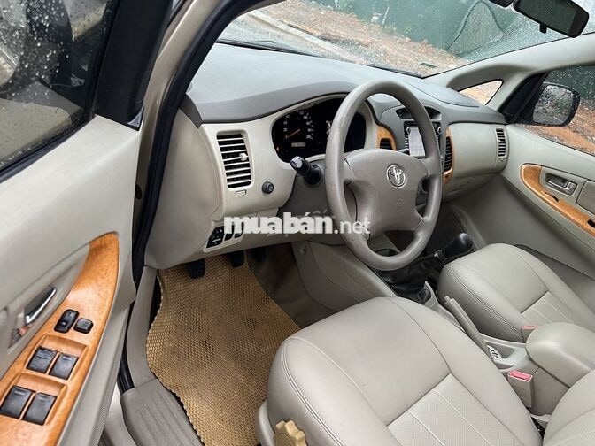 Toyota Innova G 2011 Số sàn Ghi vàng