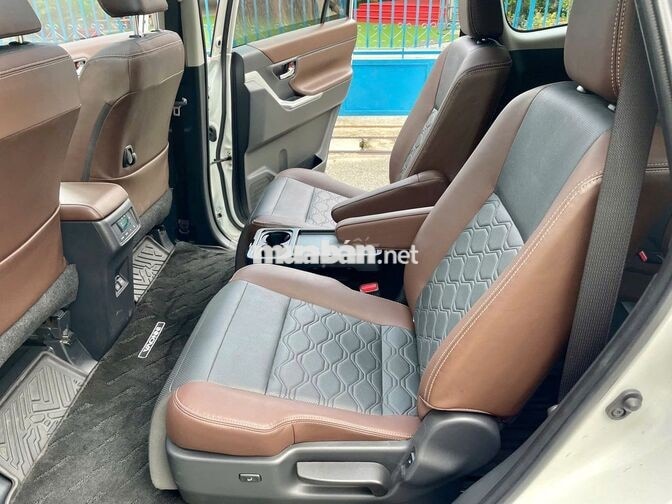 Toyota Innova Cross HEV 2025 Trắng 3000 km