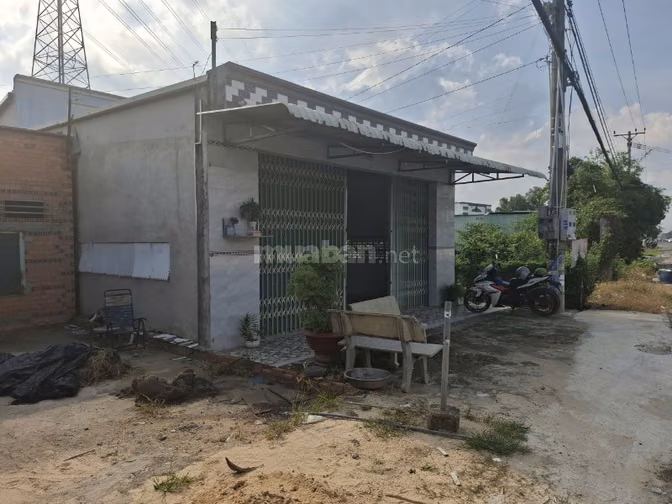 Nhà 4 phòng ngủ. 335m2 đường nhựa 782 gần KCN. 2,x tỷ 