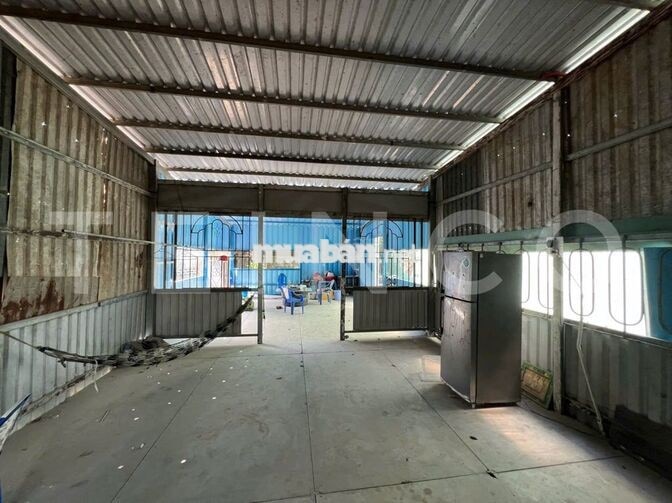 Kho xưởng 830 m² có điện 3 pha, trong cụm kho đường Quốc Lộ 1A