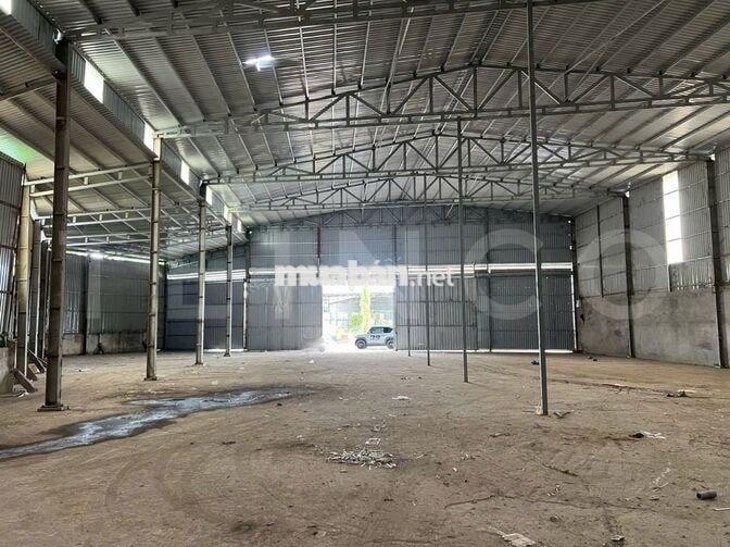 Kho xưởng 830 m² có điện 3 pha, trong cụm kho đường Quốc Lộ 1A