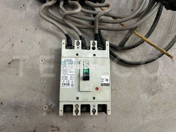 Kho xưởng 830 m² có điện 3 pha, trong cụm kho đường Quốc Lộ 1A