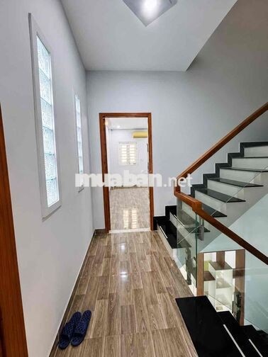 Nhà 2 lầu 4x18 hẻm xe hơi thông thoáng đường Lê Văn Khương