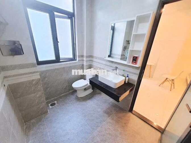 Khủng-Rộng 35m² - Ban công-Thang máy-Hầm xe-Full nội thất-Gần Văn Lang