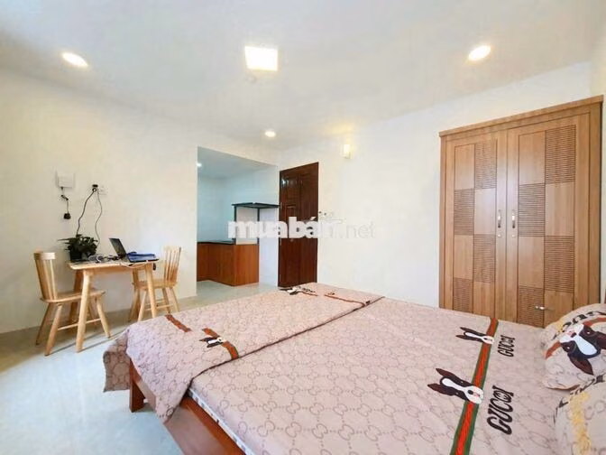 Khủng-Rộng 35m² - Ban công-Thang máy-Hầm xe-Full nội thất-Gần Văn Lang