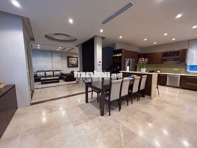 Cho thuê nhà  KĐT Dịch Vọng - 250M2 x 4 Tầng 1 Hầm, Lô góc , hè rộng