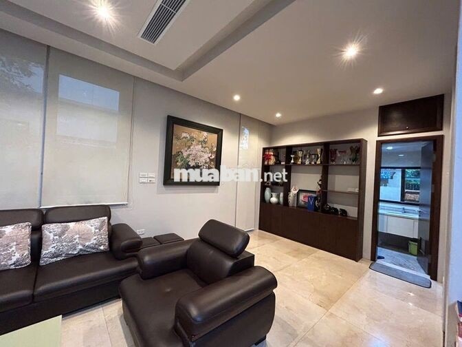 Cho thuê nhà  KĐT Dịch Vọng - 250M2 x 4 Tầng 1 Hầm, Lô góc , hè rộng
