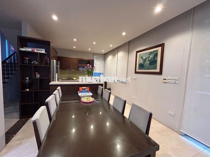 Cho thuê nhà  KĐT Dịch Vọng - 250M2 x 4 Tầng 1 Hầm, Lô góc , hè rộng