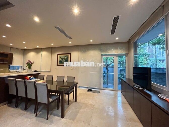 Cho thuê nhà  KĐT Dịch Vọng - 250M2 x 4 Tầng 1 Hầm, Lô góc , hè rộng