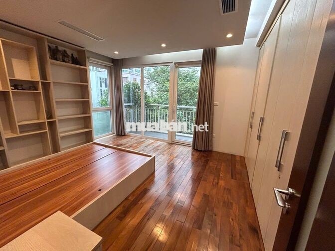 Cho thuê nhà  KĐT Dịch Vọng - 250M2 x 4 Tầng 1 Hầm, Lô góc , hè rộng