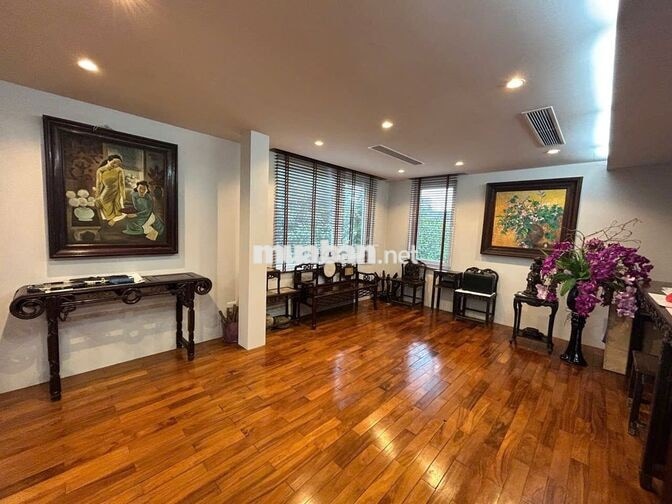 Cho thuê nhà  KĐT Dịch Vọng - 250M2 x 4 Tầng 1 Hầm, Lô góc , hè rộng