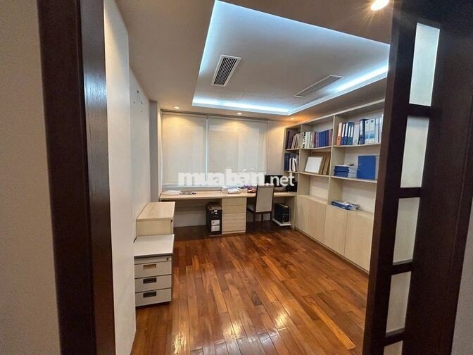 Cho thuê nhà  KĐT Dịch Vọng - 250M2 x 4 Tầng 1 Hầm, Lô góc , hè rộng