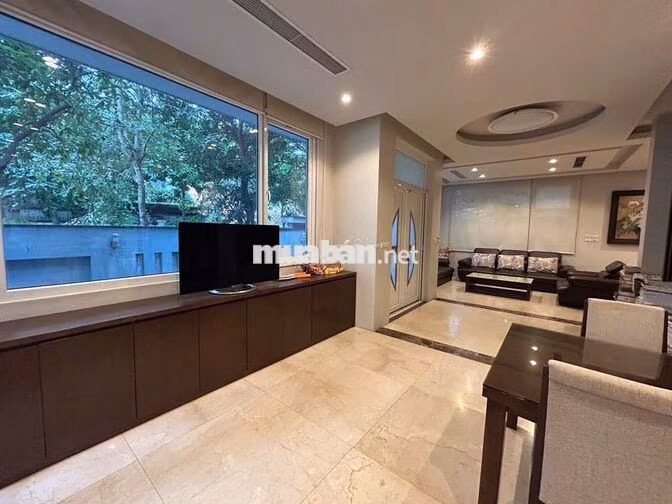 Cho thuê nhà  KĐT Dịch Vọng - 250M2 x 4 Tầng 1 Hầm, Lô góc , hè rộng