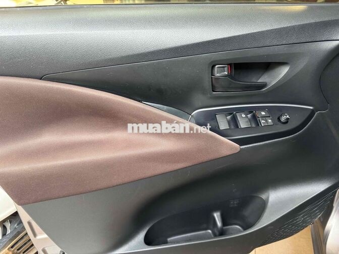 Toyota Innova 2.0E 2022 Số sàn Nệm da