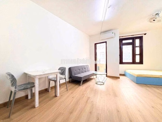 STUDIO BAN CÔNG CỬA SỔ FULL NỘI THẤT THANG MÁY NGAY CV GIA ĐINH