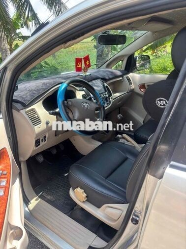 Toyota Innova 7 chỗ số sàn Vàng cát