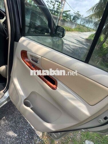 Toyota Innova 7 chỗ số sàn Vàng cát