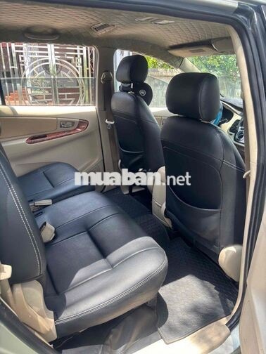 Toyota Innova 7 chỗ số sàn Vàng cát