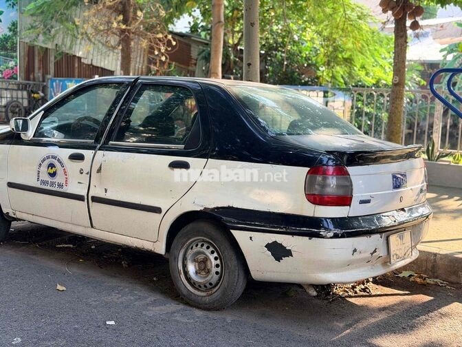 Fiat Siena Trắng, Đen 4-5 chỗ