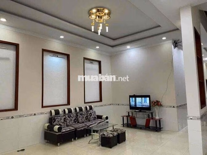 - Cho thuê nhà 1 trệt 2 lầu Hiệp Thành, sát bên Vòng Xoay Hiệp Thành 3