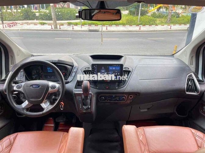 Bán Ford Tourneo Titanium 2021 lên nhiều đồ chơi