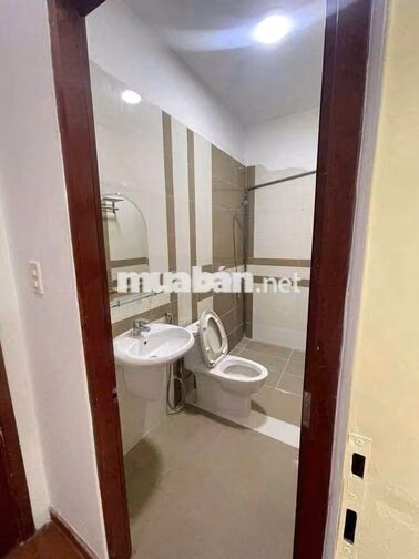 Cho thuê nhà mặt tiền đường Lý Phục Man dài 50m thuận tiện setup 