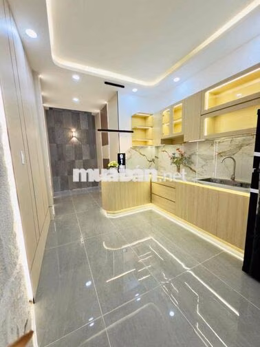 Diện tích: 3,2m x 16m Kết cấu: Trệt + 2 lầu + sân thượng trước/sau Đúc