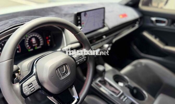 Honda Civic RS 2025 Trắng 18.000 km