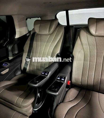 Kia Carnival HEV 2026 3000 km Đen Ghế thương gia