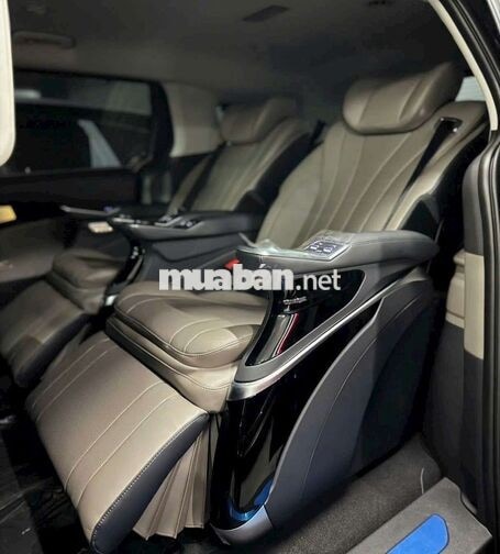 Kia Carnival HEV 2026 3000 km Đen Ghế thương gia