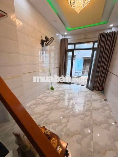 nhà đẹp căn gốc có 1 máy lạnh vô ở liền nhà trống 