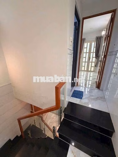 nhà đẹp căn gốc có 1 máy lạnh vô ở liền nhà trống 