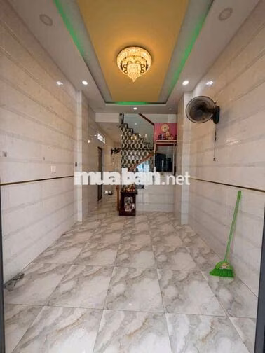 nhà đẹp căn gốc có 1 máy lạnh vô ở liền nhà trống 
