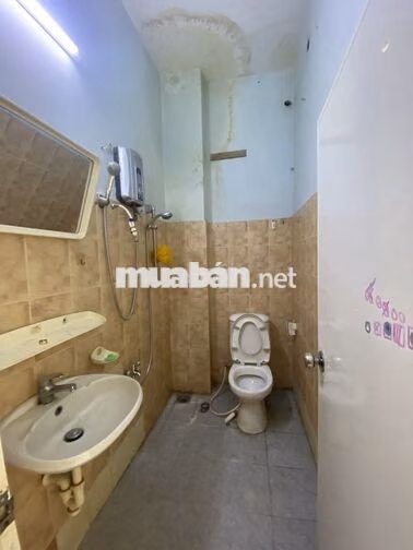 Cho thuê nguyên tầng 2 phòng ngủ 2 WC + sân thượng + bếp riêng