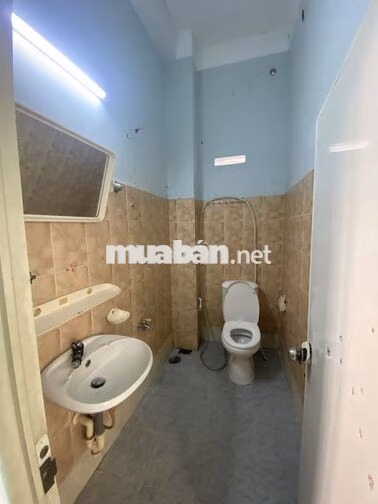 Cho thuê nguyên tầng 2 phòng ngủ 2 WC + sân thượng + bếp riêng