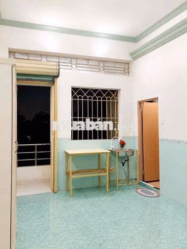 Chính chủ muốn cho thue lại phòng 20m2 có ban công ,cua sổ tại Binh Th