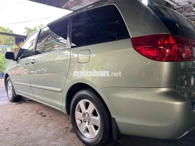 Toyota Sienna LE 2009
