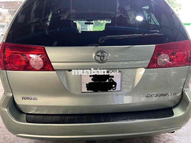 Toyota Sienna LE 2009